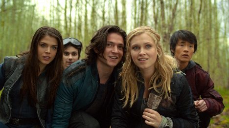 Marie Avgeropoulos, Devon Bostick, Thomas McDonell, Eliza Taylor, Christopher Larkin - The 100 - Pilot - Photos