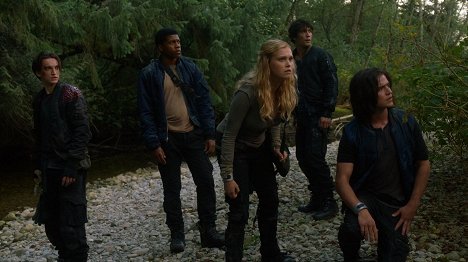 Richard Harmon, Eli Goree, Eliza Taylor, Bob Morley, Thomas McDonell - The 100 - Wir sind nicht allein - Filmfotos