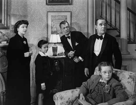 Patricia Collinge, Charles Bates, Joseph Cotten, Henry Travers, Edna May Wonacott - Shadow of a Doubt - Photos