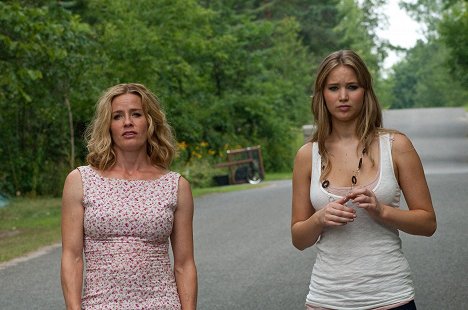 Elisabeth Shue, Jennifer Lawrence - House at the End of the Street - Photos