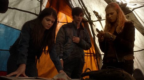 Marie Avgeropoulos, Devon Bostick, Eliza Taylor - The 100 - La Loi de Murphy - Film