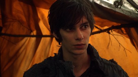 Devon Bostick - Los 100 - La ley de Murphy - De la película