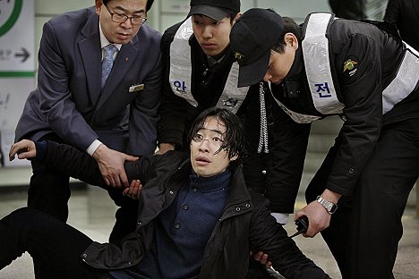 Seung-bum Ryoo - Soosanghan gogaekdeul - De la película