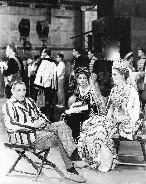 Lionel Barrymore, Diana Wynyard, Ethel Barrymore - Rasputin and the Empress - Van de set