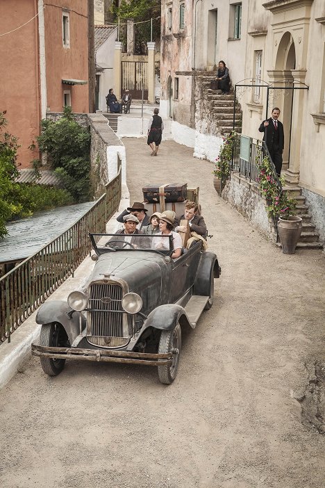 Alexis Georgoulis, Josh O'Connor, Milo Parker, Keeley Hawes, Callum Woodhouse - The Durrells - Episode 1 - Filmfotos