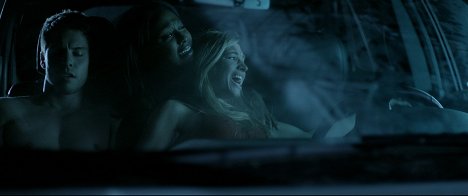 Dean Geyer, Meagan Holder, Brooke Butler - The Sand - Van film