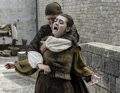 Margaret Jackman, Maisie Williams - Game of Thrones - The Broken Man - Photos