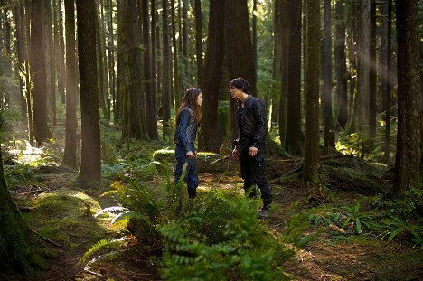 Marie Avgeropoulos, Bob Morley - The 100 - Twilight's Last Gleaming - Photos