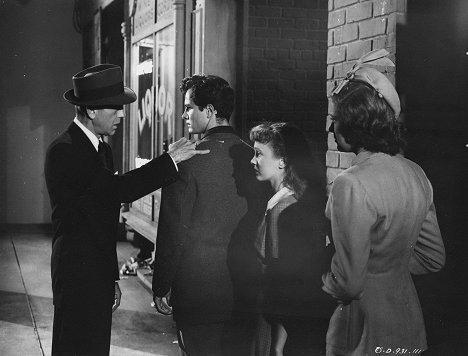 Humphrey Bogart, John Derek, Allene Roberts, Candy Toxton - Knock on Any Door - Photos
