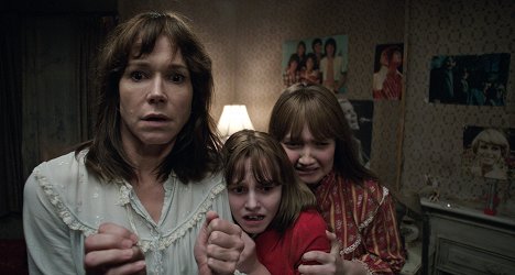 Frances O'Connor, Madison Wolfe, Lauren Esposito - The Conjuring 2 - Photos