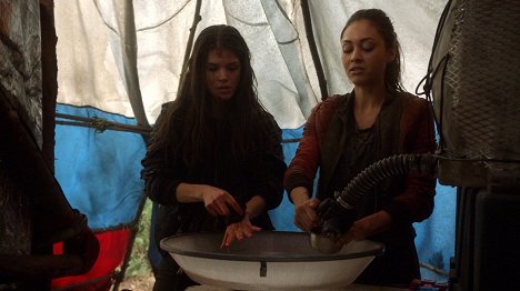 Marie Avgeropoulos, Lindsey Morgan - The 100 - Day Trip - Photos