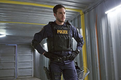 Chris Wood - Containment - There Is a Crack in Everything - Kuvat elokuvasta