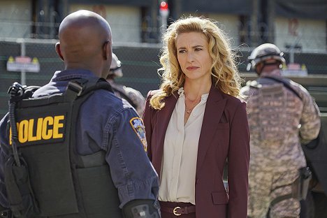 Claudia Black - Containment - There Is a Crack in Everything - De filmes