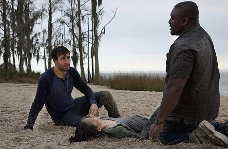 James Wolk, Nonso Anozie - Zoo - The Silence of the Cicadas - Van film
