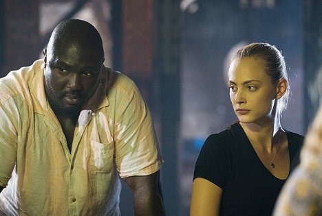 Nonso Anozie, Nora Arnezeder - Zoo - Emotional Contagion - Photos