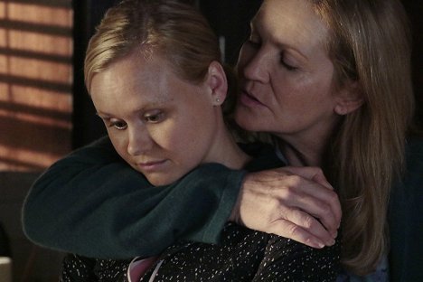 Alison Pill, Joan Allen - The Family - All You See Is Dark - Z filmu