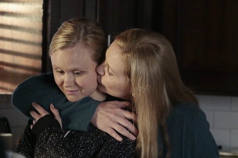 Alison Pill, Joan Allen - The Family - All You See Is Dark - Filmfotos