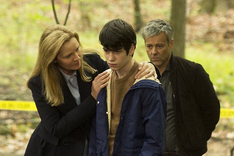 Joan Allen, Liam James, Rupert Graves - The Family - Of Puppies and Monsters - Filmfotos