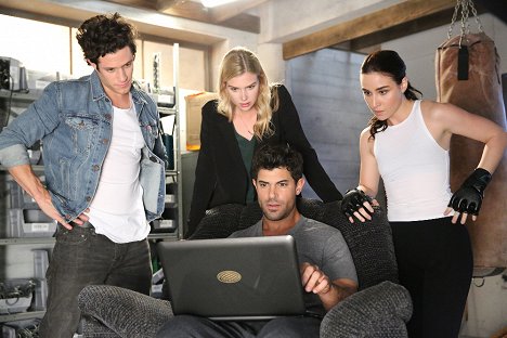 Kyle Harris, Emma Ishta, Damon Dayoub, Allison Scagliotti - Stitchers - Hack Me If You Can - Z filmu