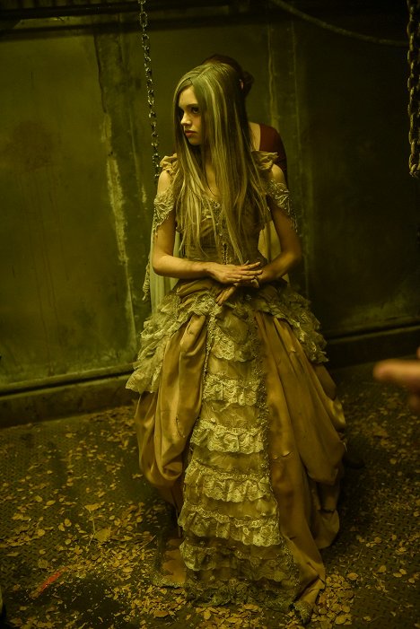 India Eisley - The Curse of Sleeping Beauty - Dornröschens Fluch - Dreharbeiten