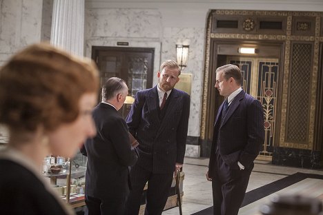 Amy Beth Hayes, Ron Cook, Tom Goodman-Hill, Samuel West - Mr. Selfridge - Episode 6 - Van film