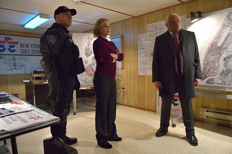 Samantha Mathis, Ron Canada - The Strain - Battle for Red Hook - Van film