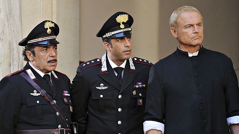 Nino Frassica, Simone Montedoro, Terence Hill - Don Matteo - Série 8 - Z filmu