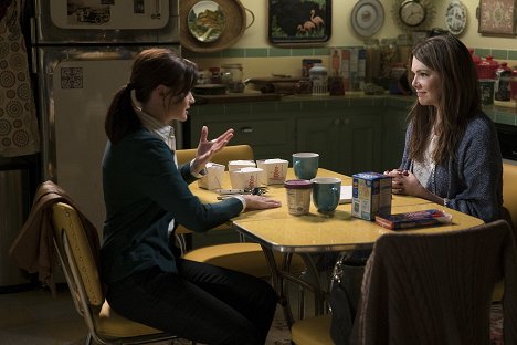 Alexis Bledel, Lauren Graham - Gilmore Girls: A Year in the Life - Fall - Photos