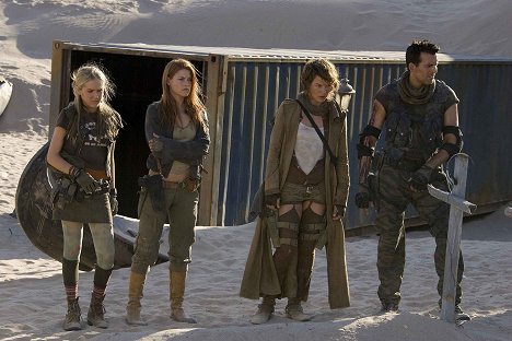 Spencer Locke, Ali Larter, Milla Jovovich, Oded Fehr - Resident Evil 3: Extinción - De la película