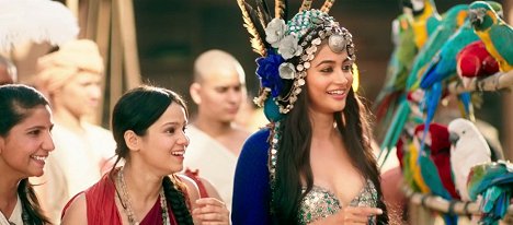 Naina Trivedi, Pooja Hegde - Mohenjo Daro - Film