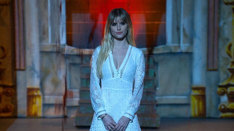 Carlson Young - Scream - Happy Birthday to Me - Van film