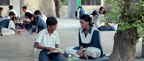 Vishal Nath, Swara Bhaskar - Nil Battey Sannata - De la película
