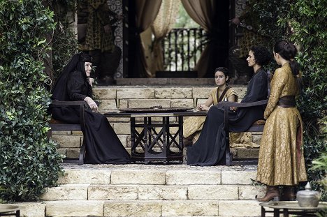 Diana Rigg, Jessica Henwick, Indira Varma - Game Of Thrones - Die Winde des Winters - Filmfotos