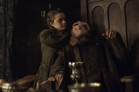Maisie Williams, David Bradley - Game of Thrones - The Winds of Winter - Photos