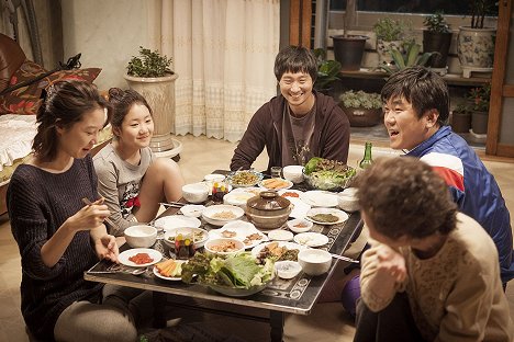 Hyo-jin Gong, Ji-hee Jin, Hae-il Pak, Je-moon Yoon - Goryeonghwagajok - Z filmu