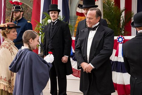 Hope Fleury, Brent Crawford - Murdoch Mysteries - The Spy Who Came Up to the Cold - Photos