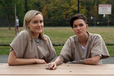 Taylor Schilling, Ruby Rose - Orange Is the New Black - A Tittin' and a Hairin' - Photos