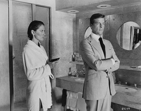 Maud Adams, Roger Moore - James Bond: Az aranypisztolyos férfi - Filmfotók