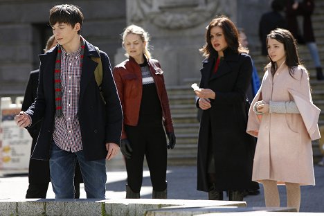 Jared Gilmore, Jennifer Morrison, Lana Parrilla, Olivia Steele-Falconer - Once Upon A Time - Es war einmal... - Die Königin ist tot, es lebe die Königin! - Filmfotos