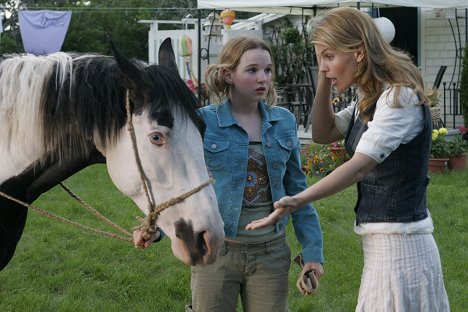 Kay Panabaker, Lori Loughlin - Ein Pferd für Moondance - Filmfotos