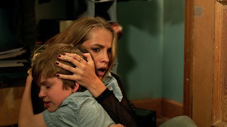 Gabriel Bateman, Teresa Palmer - Zhasni a zemřeš - Z filmu