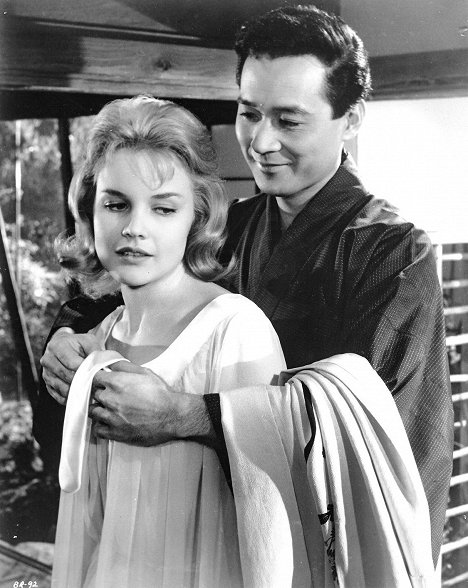 Carroll Baker, James Shigeta - Bridge to the Sun - Photos