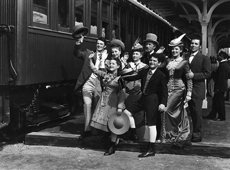 Cornel Wilde, Barbara Whiting, Jeanne Crain, Dorothy Gish, Walter Brennan, Larry Stevens, Linda Darnell, William Eythe - Centennial Summer - Filmfotos