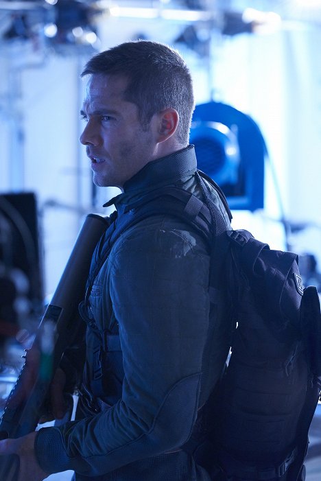 Luke Macfarlane - Killjoys - Dutch and the Real Girl - Photos