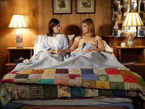 Lizzy Caplan, Caitlin Fitzgerald - Masters of Sex - Parliament of Owls - Photos