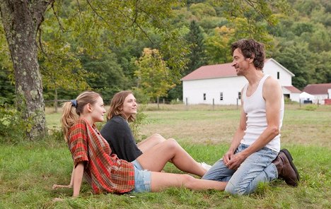 Louisa Krause, Elizabeth Olsen, John Hawkes - Martha Marcy May Marlene - Z filmu