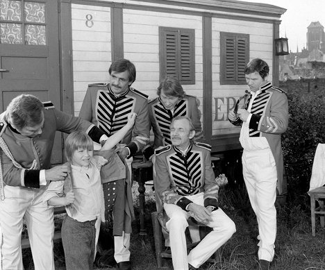 Petr Haničinec, Pavel Mang, Jiří Bartoška, Josef Dvořák, Josef Kemr, Václav Postránecký - Cirkus Humberto - Natrvalo - Z filmu