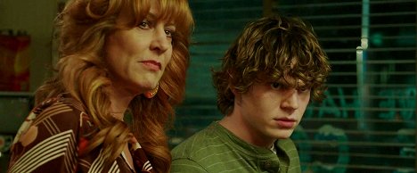 Christine Lahti, Evan Peters - Jelzőfény - Filmfotók