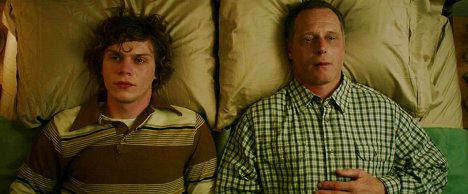 Evan Peters, Jason Beghe - Maják - Z filmu