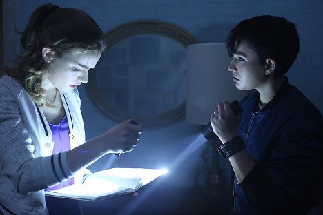 Willa Fitzgerald, Bex Taylor-Klaus - Scream - Heavenly Creatures - Photos